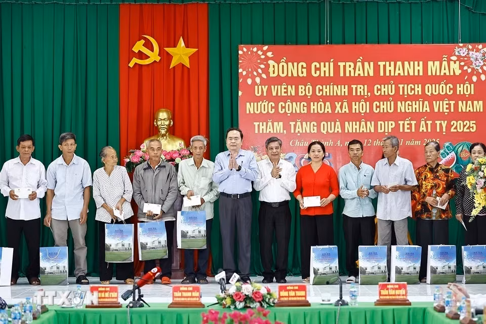 Chủ tịch Quốc hội Trần Thanh Mẫn tặng quà Tết cho hộ gia đình chính sách, người có hoàn cảnh đặc biệt khó khăn huyện Châu Thành A.