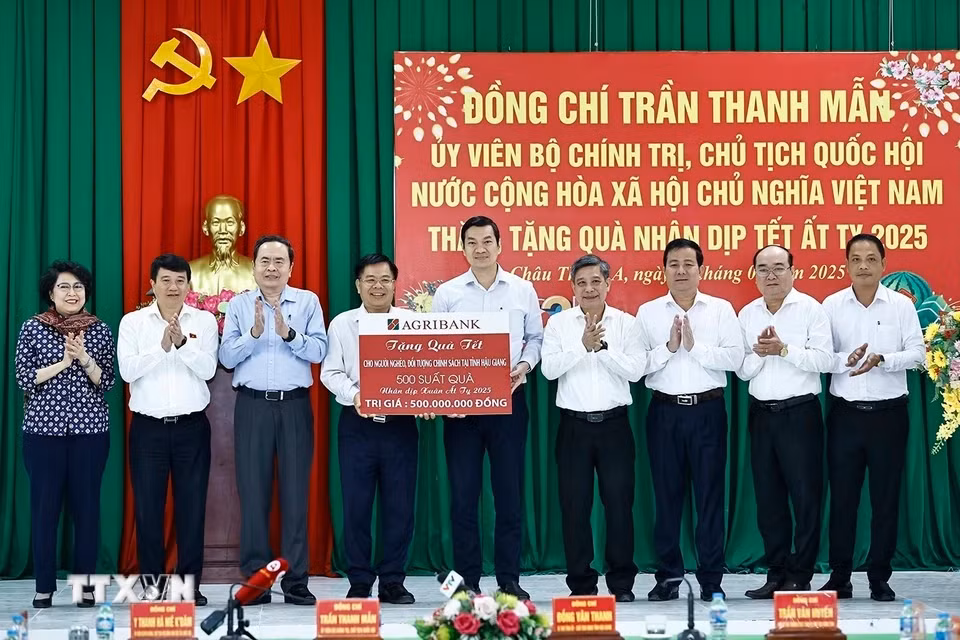 Chủ tịch Quốc hội Trần Thanh Mẫn chứng kiến Ngân hàng Nông nghiệp và Phát triển Nông thôn Việt Nam (Agribank) tặng 500 triệu đồng quà Tết cho tỉnh Hậu Giang.