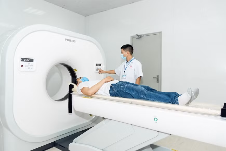 Bệnh viện Tuệ Tĩnh phối hợp giữa y học hiện đại và y học cổ truyền để điều trị cho bệnh nhân.