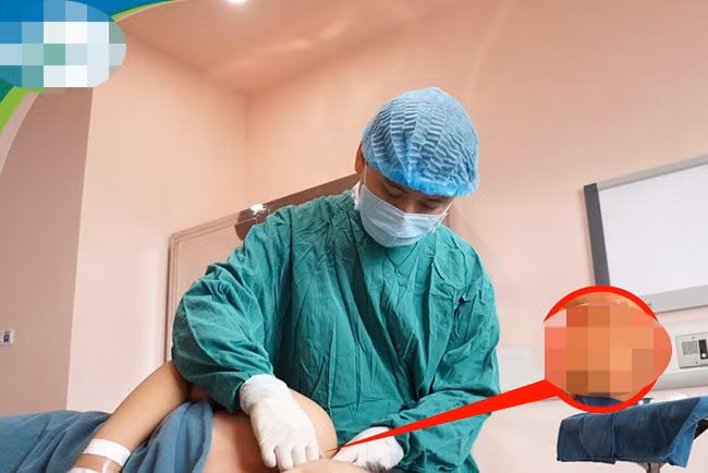 Bác sĩ xử trí tổn thương cho trẻ. 