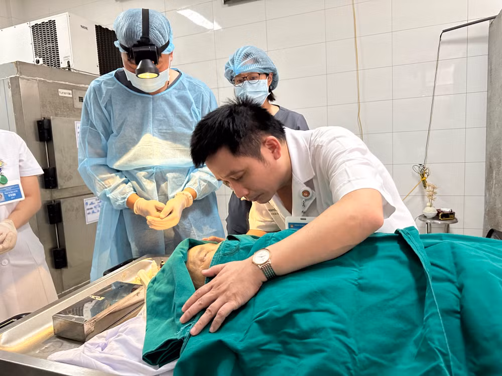 Tiến sĩ, bác sĩ Nguyễn Lê Trung, Phó Chủ nhiệm khoa Mắt, Bệnh viện Quân y 103 nén đau thương thực hiện di nguyện của mẹ.