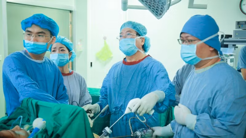 Các bác sĩ phẫu thuật cho người béo phì.