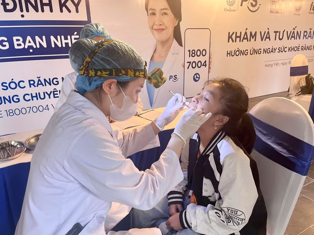 Khám răng miệng miễn phí cho các em nhỏ.