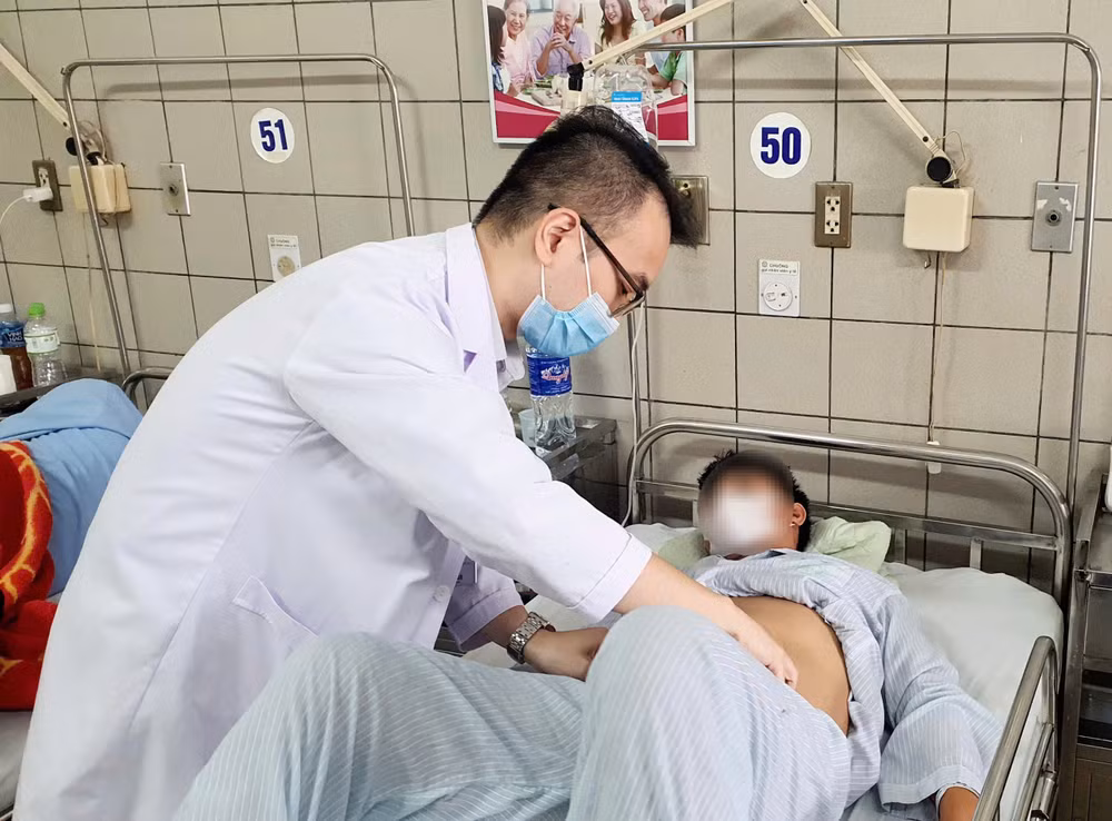 Thạc sĩ, bác sĩ Phạm Tiến Dũng, Trung tâm Thận tiết niệu và Lọc máu thăm khám cho bệnh nhân trẻ suy thận mạn.