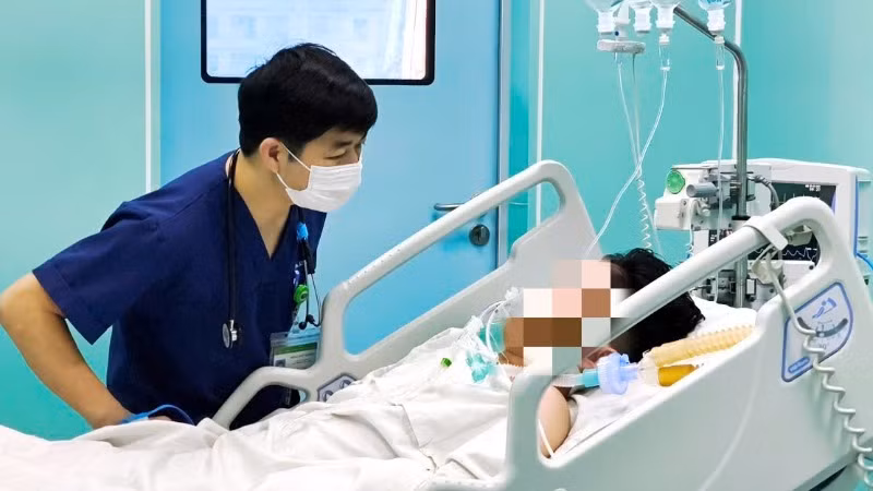 Thạc sĩ, bác sĩ Đồng Phú Khiêm, Phó Giám đốc Trung tâm Hồi sức tích cực thăm khám người bệnh.