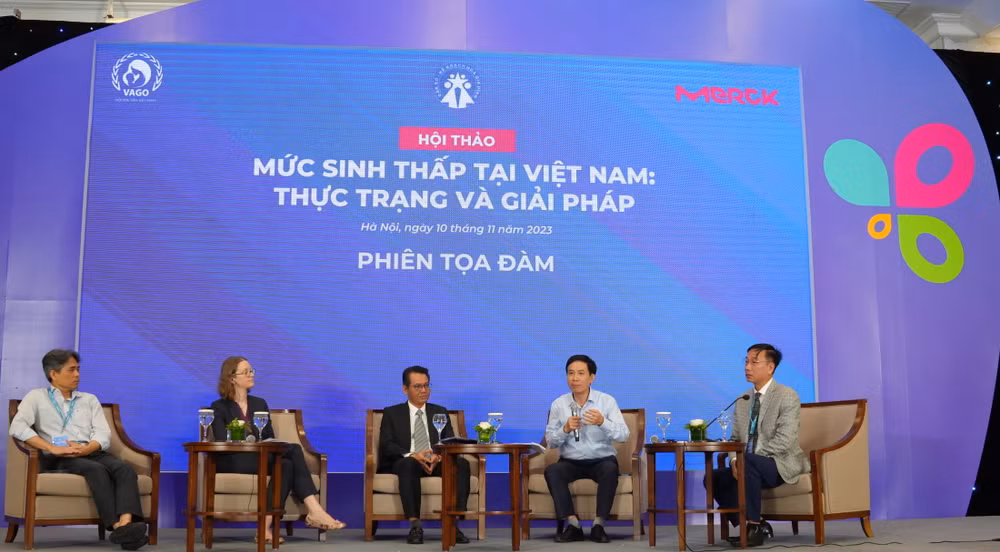 Các chuyên gia chia sẻ tại phiên tọa đàm. Các chuyên gia chia sẻ tại phiên tọa đàm.