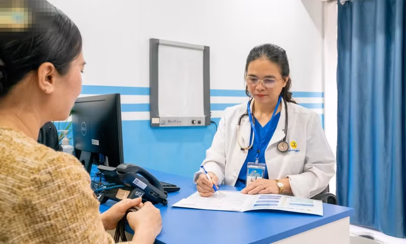 Người mắc viêm gan B cần phải khám sức khỏe định kỳ, điều trị theo đúng phác đồ.