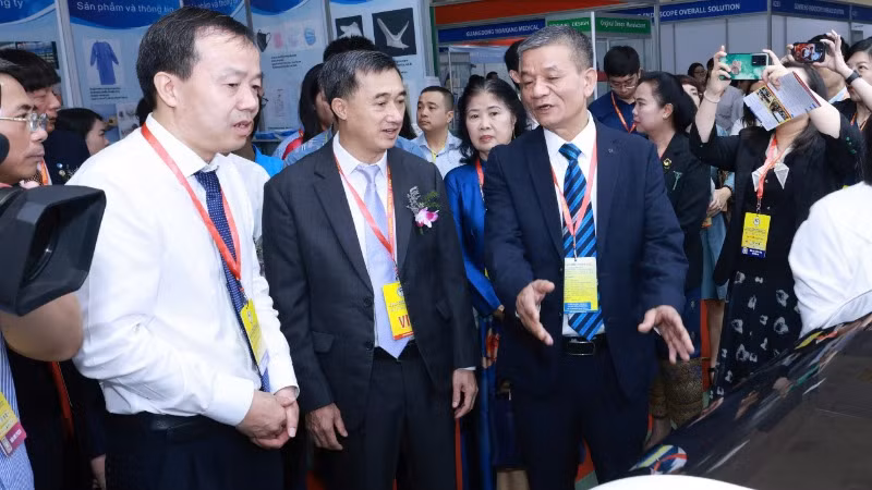 Lãnh đạo Bộ Y tế tham quan các gian hàng tại Triển lãm quốc tế chuyên ngành y dược Việt Nam (Vietnam Medi-Pharm) lần thứ 31.