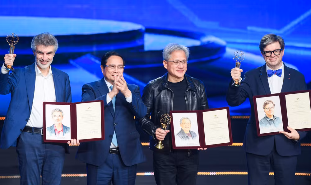 Các chủ nhân Giải thưởng Chính VinFuture 2024.
