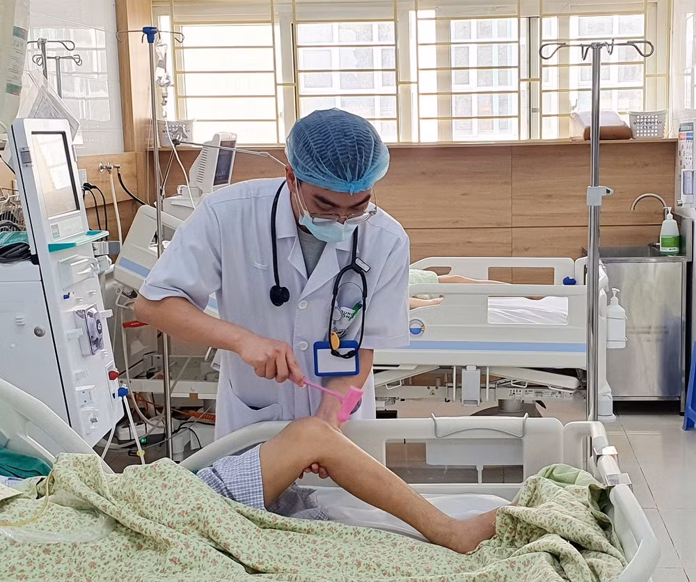 Bác sĩ kiểm tra phản ứng của bệnh nhân.