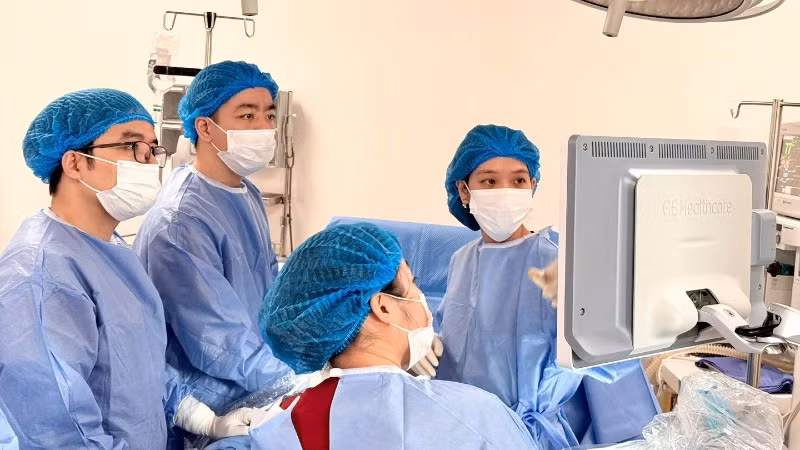 Tiến sĩ, bác sĩ Phan Thị Huyền Thương, Phụ trách Trung tâm Can thiệp bào thai; Tiến sĩ, bác sĩ Đỗ Tuấn Đạt, Trưởng khoa Sản bệnh A4 và ê-kíp thực hiện ca can thiệp cho sản phụ.