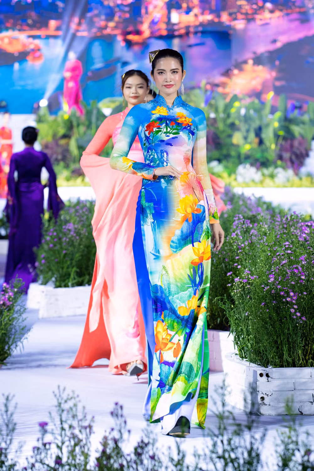 Bộ sưu tập lấy cảm hứng từ hình ảnh lung linh, hiện đại, hùng vĩ của thành phố bên sông Sài Gòn và hình ảnh của hoa sen - loài hoa thể hiện nét truyền thống của thành phố Sài Gòn nhưng được làm mới với gam màu rực rỡ, năng động, tươi trẻ.