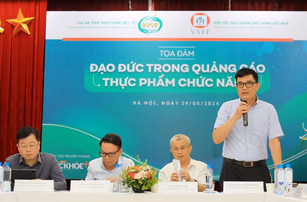 Phó Giáo sư, Tiến sĩ Nguyễn Thanh Phong, Cục trưởng Cục An toàn thực phẩm, Bộ Y tế phát biểu tại tọa đàm. Phó Giáo sư, Tiến sĩ Nguyễn Thanh Phong, Cục trưởng Cục An toàn thực phẩm, Bộ Y tế phát biểu tại tọa đàm.