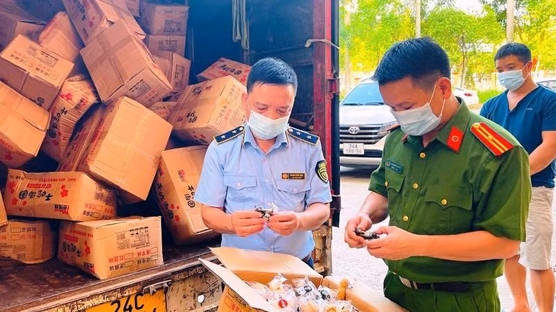 Công an tỉnh Lào Cai thu giữ lô hàng 54.000 cái bánh dẻo không rõ nguồn gốc.