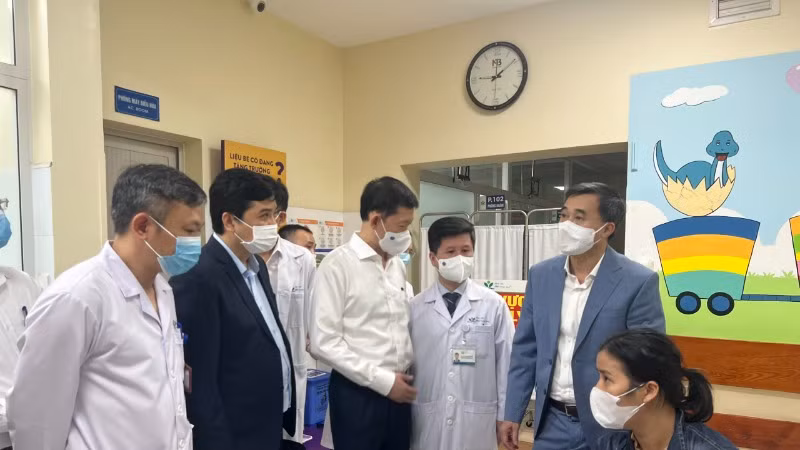 Thứ trưởng Y tế Trần Văn Thuấn kiểm tra công tác phòng, chống bệnh sởi tại Bệnh viện Nhi Trung ương. (Ảnh: Bộ Y tế)