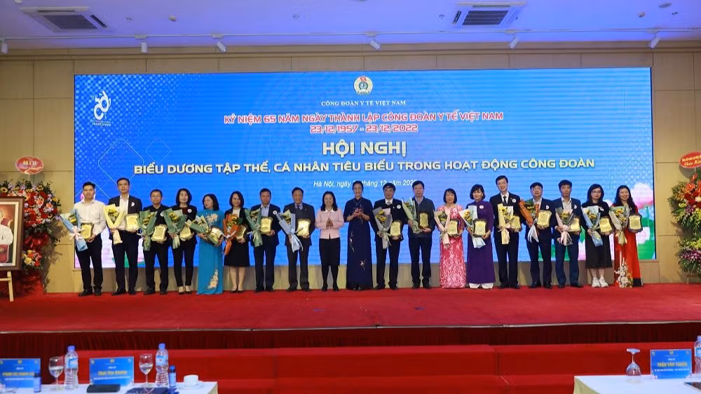 Công đoàn Y tế Việt Nam biểu dương các cá nhân và tập thể. 