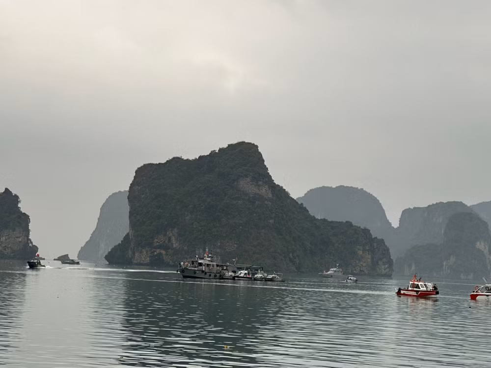 Lực lượng tìm kiếm cứu nạn huy động các tàu cá tiến hành rà quét bằng lưới.