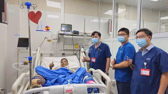 Các bác sĩ vui mừng khi cứu sống được thầy giáo vùng cao.