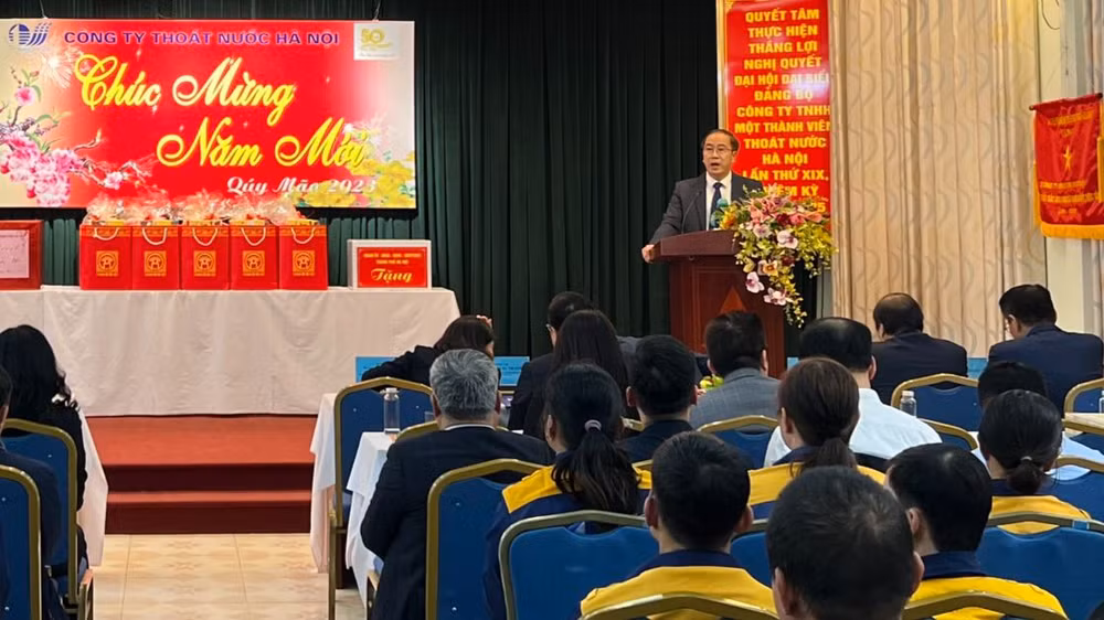 Ông Phan Hoài Minh, Tổng Giám đốc Công ty TNHH một thành viên Thoát nước Hà Nội báo cáo công tác cấp thoát nước dịp Tết nguyên đán. Ông Phan Hoài Minh, Tổng Giám đốc Công ty TNHH một thành viên Thoát nước Hà Nội báo cáo công tác cấp thoát nước dịp Tết nguyên đán.