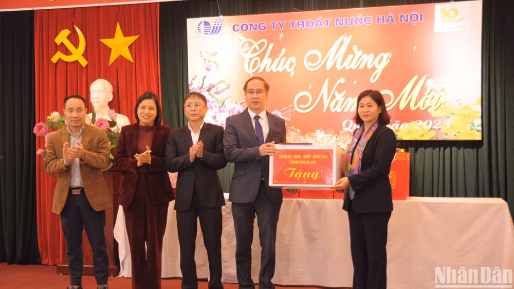 Phó Bí thư Thường trực Thành ủy Hà Nội Nguyễn Thị Tuyến trao quà chúc Tết cho tập thể cán bộ công nhân viên công ty.