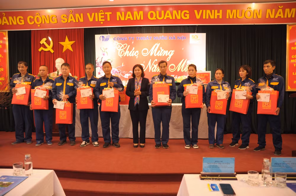 Phó Bí thư Thường trực Thành ủy Hà Nội Nguyễn Thị Tuyến trao quà cho 10 cán bộ công nhân viên xuất sắc. Phó Bí thư Thường trực Thành ủy Hà Nội Nguyễn Thị Tuyến trao quà cho 10 cán bộ công nhân viên xuất sắc.