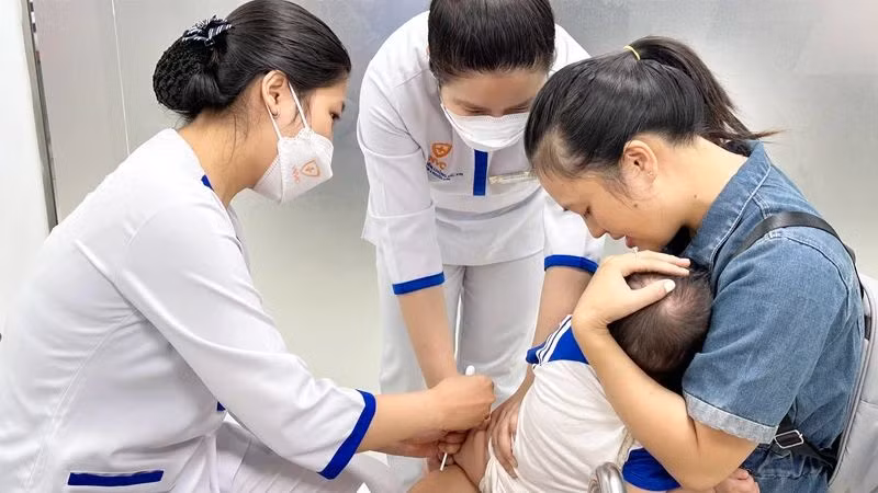 Bác sĩ khuyến cáo cha mẹ cần đưa con đi tiêm phòng viêm màng não đầy đủ.