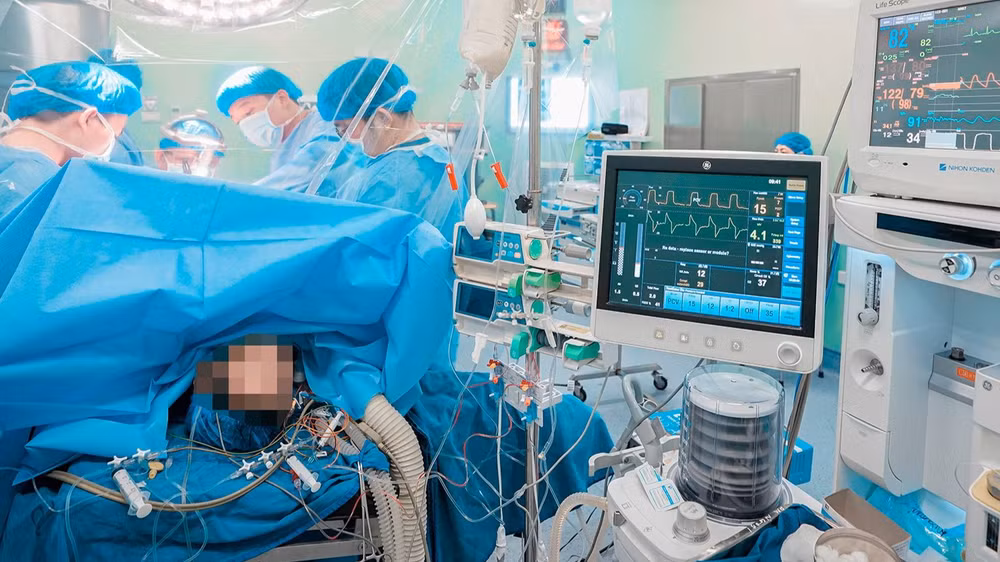 Các bác sĩ tiến hành ghép thận cho người bệnh. 