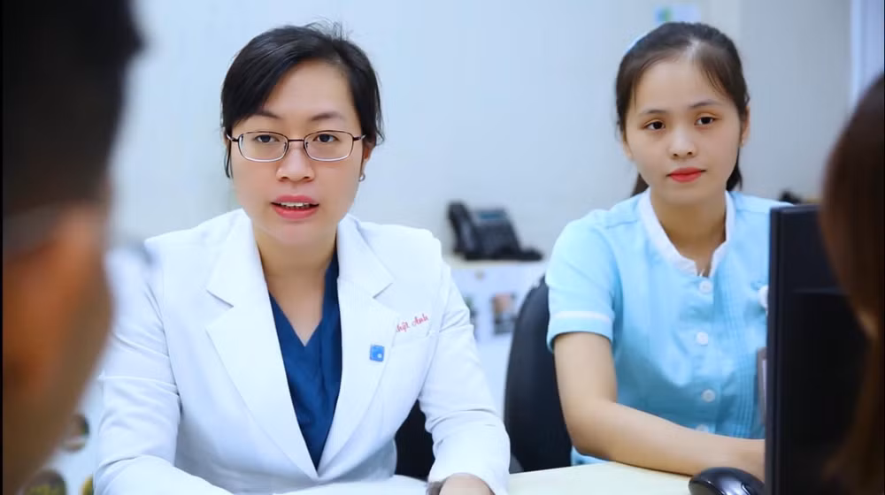 Bác sĩ chuyên khoa I Hà Nhật Anh, Trưởng Đơn vị Hỗ trợ sinh sản Mỹ Đức, Bệnh viện Mỹ Đức TP Hồ Chí Minh tư vấn cho gia đình người bệnh. Bác sĩ chuyên khoa I Hà Nhật Anh, Trưởng Đơn vị Hỗ trợ sinh sản Mỹ Đức, Bệnh viện Mỹ Đức TP Hồ Chí Minh tư vấn cho gia đình người bệnh.