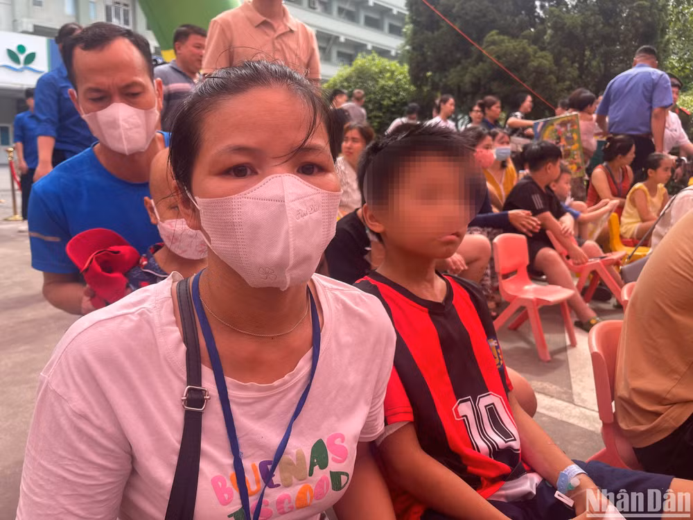 Chị Đảng Thị Ph. vẫn chưa hoàn hồn sau cú giật điện của con trai.