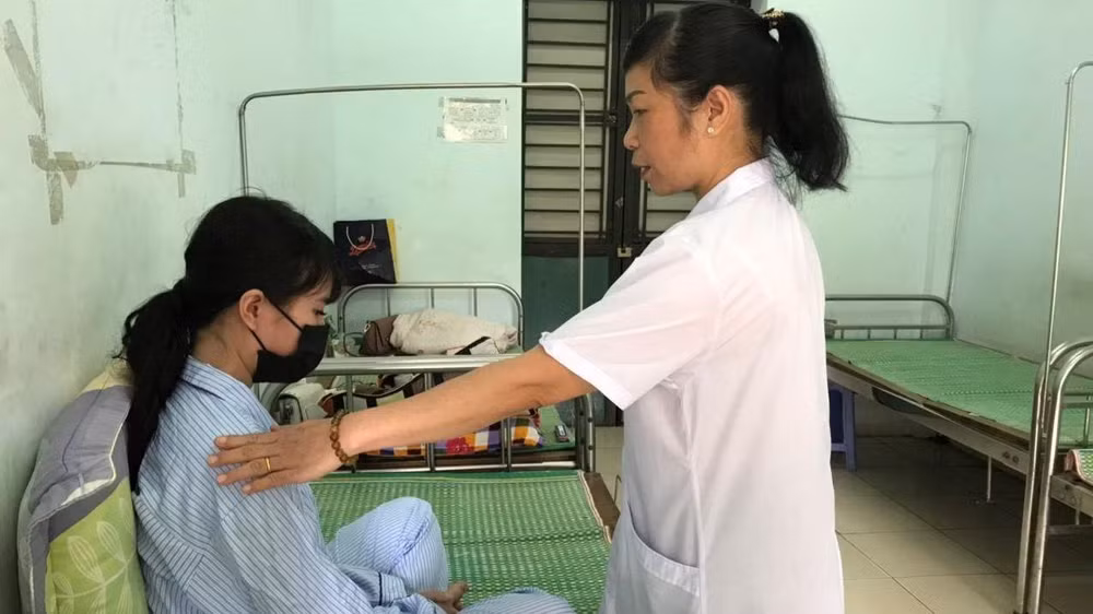 Tiến sĩ, bác sĩ Trần Thị Hồng Thu, Phó Giám đốc Bệnh viện Tâm thần Ban ngày Mai Hương thăm khám cho bệnh nhân trầm cảm sau sinh. Tiến sĩ, bác sĩ Trần Thị Hồng Thu, Phó Giám đốc Bệnh viện Tâm thần Ban ngày Mai Hương thăm khám cho bệnh nhân trầm cảm sau sinh.