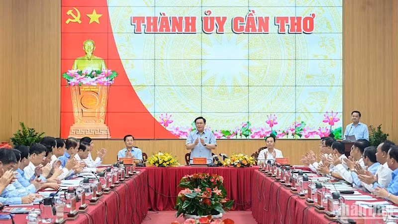 Chủ tịch Quốc hội Vương Đình Huệ và đoàn công tác Trung ương làm việc với Ban Thường vụ Thành ủy Cần Thơ. (Ảnh: DUY LINH)