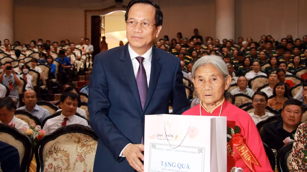 Bộ trưởng Lao động-Thương binh và Xã hội Đào Ngọc Dung trao quà cho Bà mẹ Việt Nam Anh hùng tỉnh Nam Định tại lễ kỷ niệm.