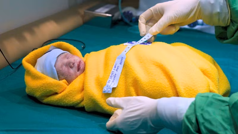 Bé trai chào đời ngày 26/4.