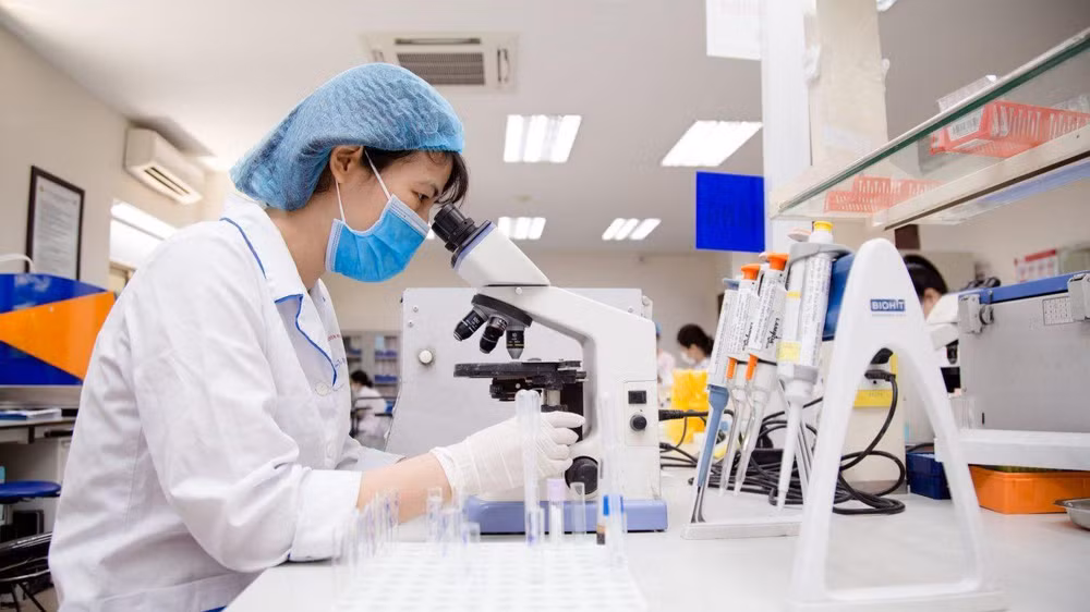 Kỹ thuật viên khoa Huyết thanh học nhóm máu, Viện Huyết học-Truyền máu tiến hành các xét nghiệm.