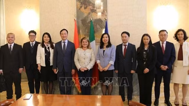 Thứ trưởng Bộ Ngoại giao Lê Thị Thu Hằng, Thứ trưởng Ngoại giao Italy Maria Tripodi, cùng các thành viên đoàn Việt Nam và Italia tham dự Tham vấn chính trị lần thứ 5. (Ảnh: TTXVN)