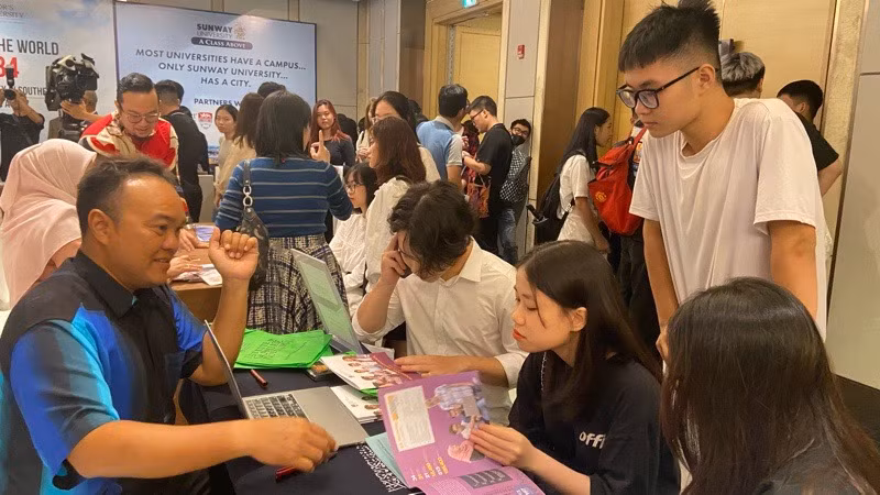 Học sinh, sinh viên có cơ hội trao đổi trực tiếp với đại diện các trường đại học tại Malaysia. Học sinh, sinh viên có cơ hội trao đổi trực tiếp với đại diện các trường đại học tại Malaysia.