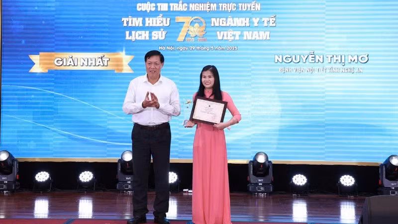 Thứ trưởng Y tế Đỗ Xuân Tuyên trao giải Nhất cá nhân. 