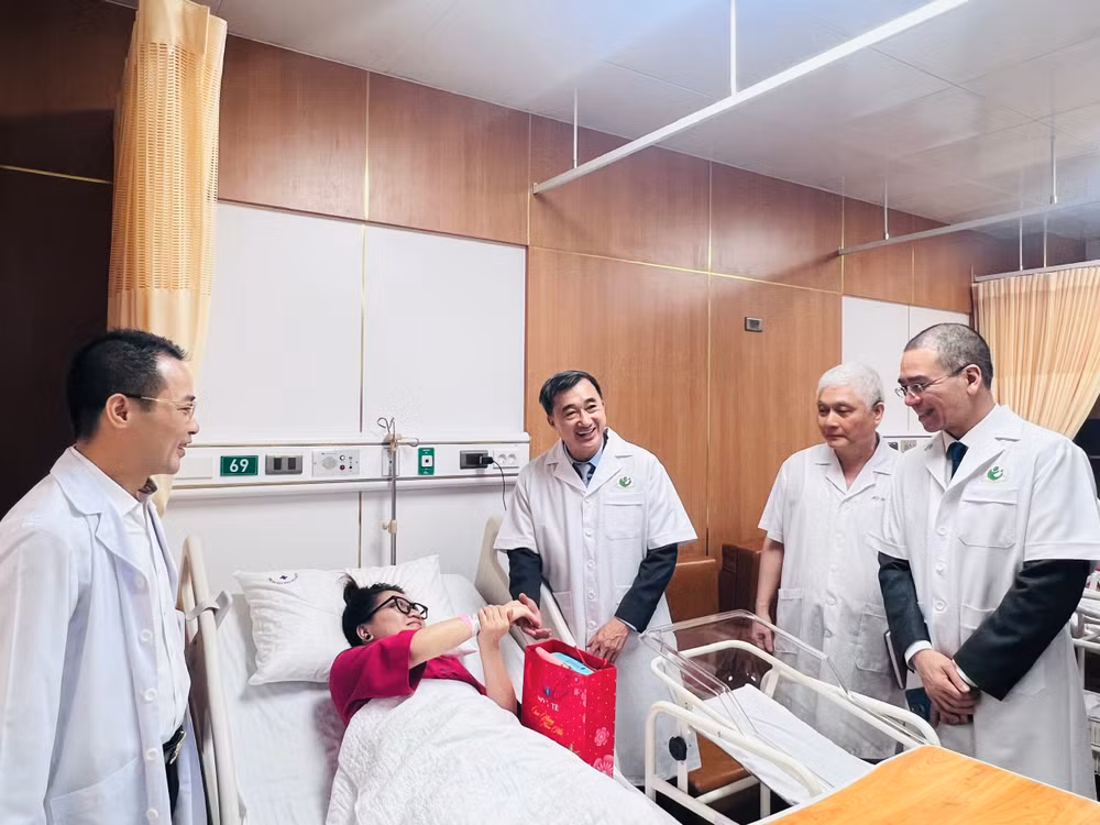 Đoàn lãnh đạo Bộ Y tế thăm hỏi, động viên người bệnh nằm điều trị tại Bệnh viện Phụ sản Hà Nội.