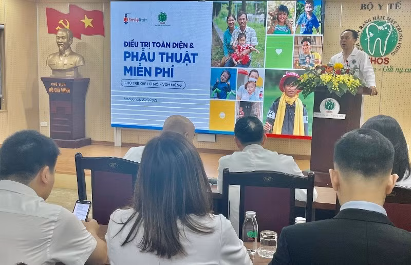 PGS, TS Trần Cao Bính, Giám đốc Bệnh viện Răng Hàm Mặt Trung ương chia sẻ thông tin tại chương trình.