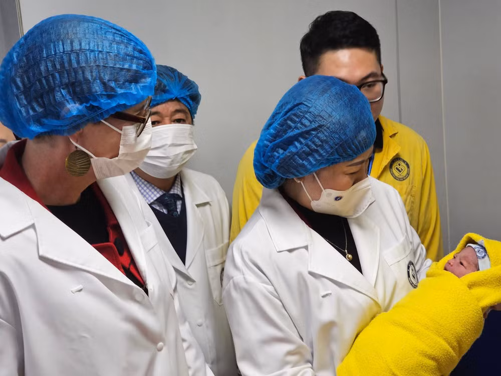 Bộ trưởng Y tế Đào Hồng Lan chào đón những em bé sinh đầu năm Giáp Thìn. 
