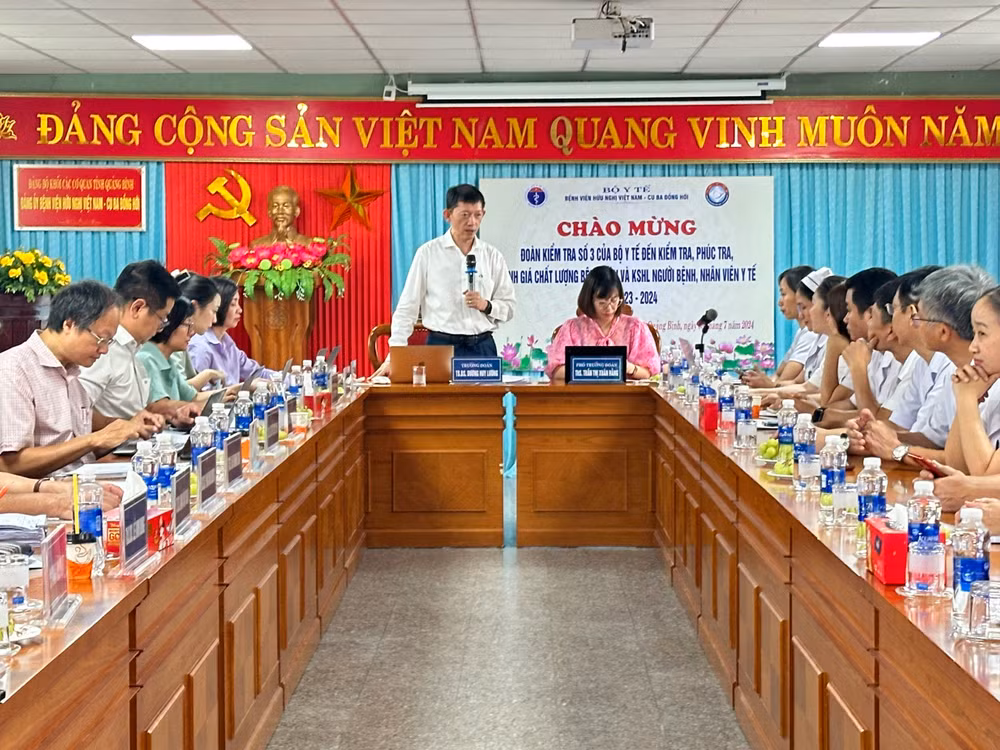 Tiến sĩ, bác sĩ Dương Huy Lương, Phó Cục trưởng Cục Quản lý Khám, chữa bệnh làm Trưởng đoàn kiểm tra.