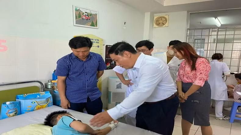 Các cơ quan chức năng thành phố Nha Trang thăm hỏi các bệnh nhân trong vụ ngộ độc tại quán cơm gà Trâm Anh. (Ảnh: THẢO LY)