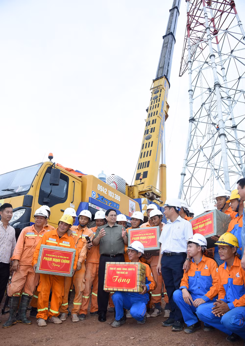 Thủ tướng tặng quà lực lượng thi công dựng cột VT22 tại chân công trường. Thủ tướng tặng quà lực lượng thi công dựng cột VT22 tại chân công trường.