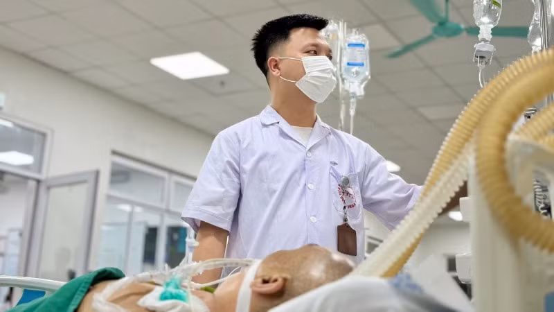 Các bác sĩ nỗ lực cứu chữa cho bệnh nhân. (Ảnh: BVCC)