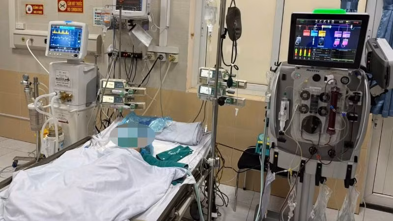 Bệnh nhi được lọc máu trong 40 giờ. Bệnh nhi được lọc máu trong 40 giờ.
