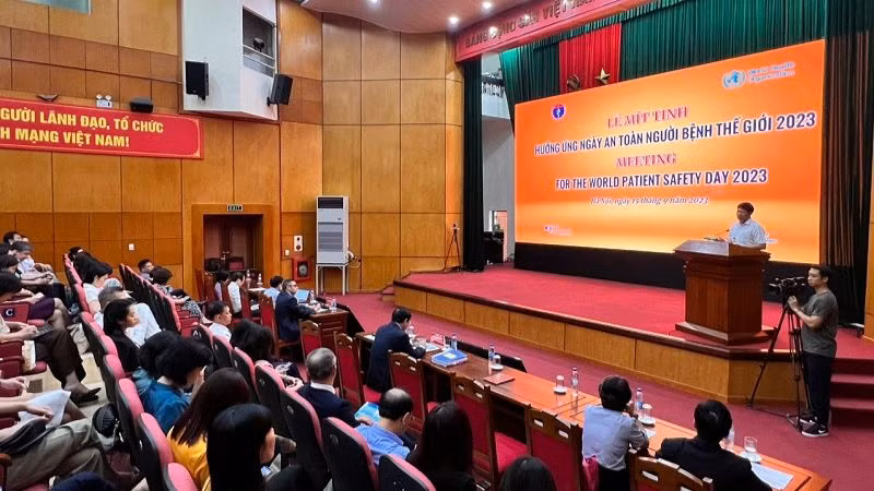 Thứ trưởng Y tế Đỗ Xuân Tuyên phát biểu tại lễ mít-tinh.