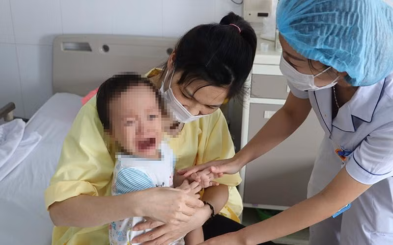 Bệnh nhi mắc cúm A nằm viện. 