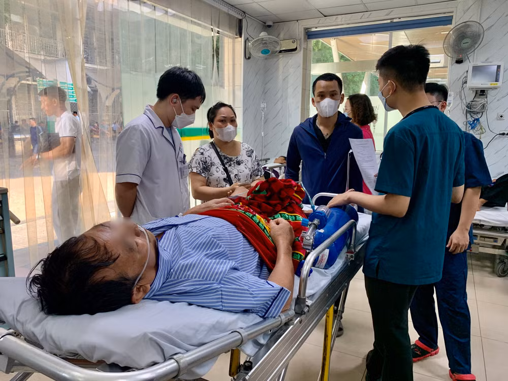 Bệnh nhân đột quỵ nhập viện tại Trung tâm Đột quỵ, Bệnh viện Bạch Mai.