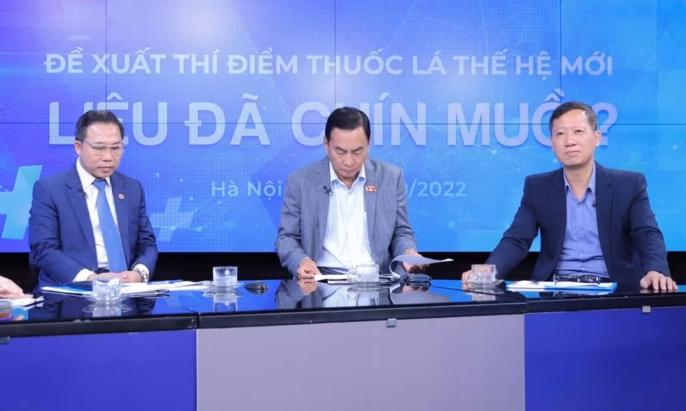 Các khách mời tham gia tọa đàm.
