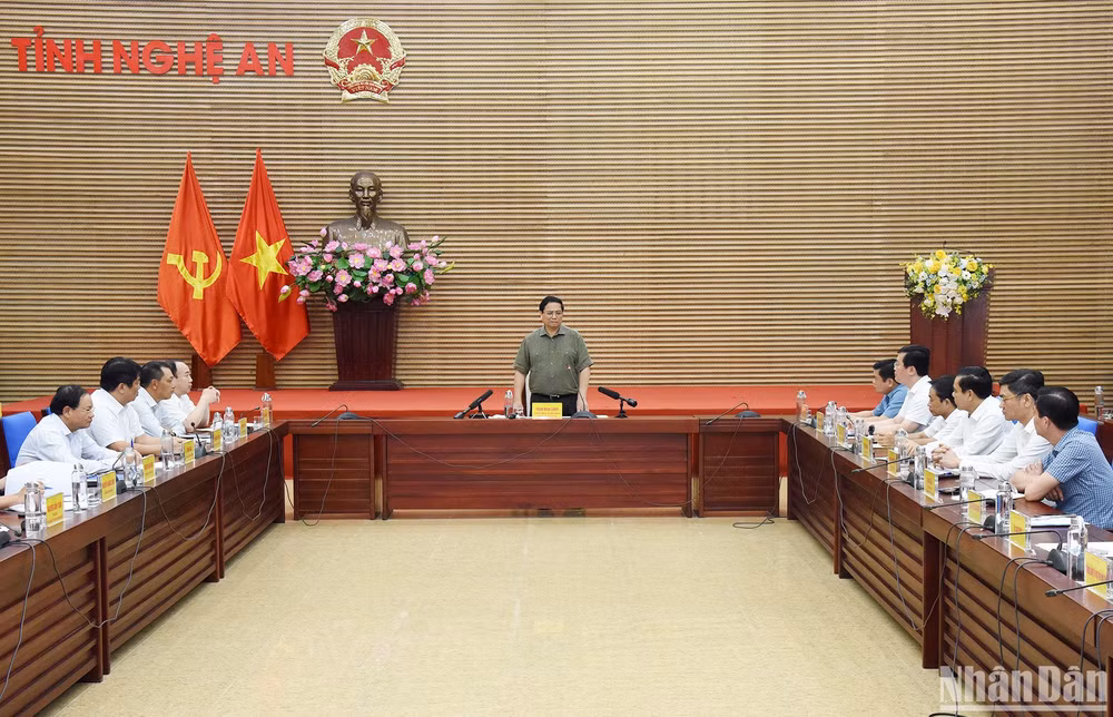 Thủ tướng chủ trì cuộc họp với lãnh đạo các bộ, ngành, 3 địa phương (Thanh Hóa, Nghệ An, Hà Tĩnh) và EVN về dự án. Thủ tướng yêu cầu mở đợt thi đua cao điểm đặc biệt, "nước rút", "thần tốc".